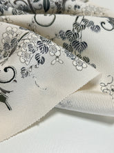 画像をギャラリービューアに読み込む, 百合菊楓梅花尽くし模様【ブラウス】