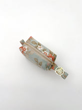 画像をギャラリービューアに読み込む, 縞織り出しに金彩縁の草花模様【中】