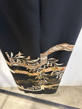 画像をギャラリービューアに読み込む, 変わり亀甲に金彩吹き刺繍模様【黒留袖】