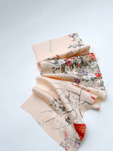 画像をギャラリービューアに読み込む, 御所車に開き閉じ扇に草花模様【六つ釦】