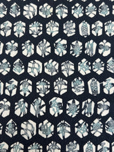 画像をギャラリービューアに読み込む, 膨れ織り地に幾何学亀甲暈し絵【M】