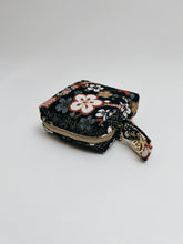 画像をギャラリービューアに読み込む, 七宝地紋に扇古典柄金彩模様【中】