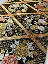 画像をギャラリービューアに読み込む, 【あずま型 中】七宝地に華格子に牡丹・梅菊模様・金糸