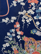 画像をギャラリービューアに読み込む, 鼓に紐枝梅模様紗綾型地紋【S】