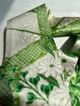 画像をギャラリービューアに読み込む, 亀甲模様に牡丹・金彩青海波模様【特短】