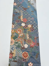 画像をギャラリービューアに読み込む, 華織り地模様に金彩縁・花蝶模様【ブラウス】