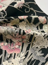 画像をギャラリービューアに読み込む, 杜若に槌車菖蒲銀彩模様【長丈シュッケニ】