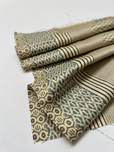 画像をギャラリービューアに読み込む, 斑点地紋に縦縞古典柄模様【四つ釦】