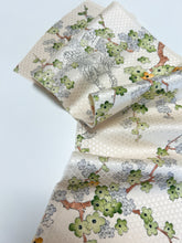 画像をギャラリービューアに読み込む, 変わり亀甲枝梅模様【ブラウス】