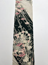 画像をギャラリービューアに読み込む, 杜若に槌車菖蒲銀彩模様【長丈シュッケニ】