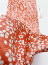 画像をギャラリービューアに読み込む, 変わり紗綾型地紋に小花尽くし【四つ釦】