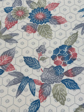 画像をギャラリービューアに読み込む, 亀甲花草模様【ブラウス】