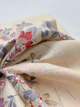 画像をギャラリービューアに読み込む, 紗綾型地紋に枝花舞蝶模様【四つ釦】