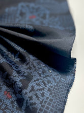 画像をギャラリービューアに読み込む, 霧に草花模様織り出し本場泥大島紬(5マルキ)【L】