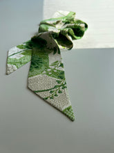 画像をギャラリービューアに読み込む, 亀甲模様に牡丹・金彩青海波模様【特短】