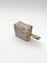 画像をギャラリービューアに読み込む, 縞織り出しに金彩縁の草花模様【中】