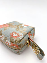 画像をギャラリービューアに読み込む, 縞織り出しに金彩縁の草花模様【中】