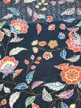 画像をギャラリービューアに読み込む, 紗綾型地紋に型染草花模様【シュッケニ】