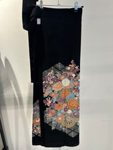 画像をギャラリービューアに読み込む, 金駒縁の花尽くし模様【黒留袖】