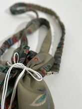 画像をギャラリービューアに読み込む, 更紗花模様の暈し染縮緬地【巾着】