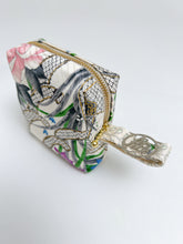 画像をギャラリービューアに読み込む, 車絵に藤花模様【中】