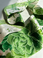 画像をギャラリービューアに読み込む, 亀甲模様に牡丹・金彩青海波模様【特短】