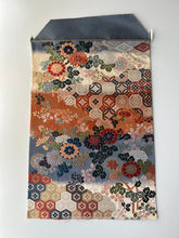 画像をギャラリービューアに読み込む, 唐織華亀甲に華尽くし模様【あずま型 大】
