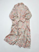 画像をギャラリービューアに読み込む, 総紗綾型地紋に絞り梅桜模様金彩【四つ釦】