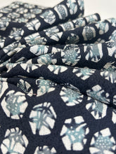 画像をギャラリービューアに読み込む, 膨れ織り地に幾何学亀甲暈し絵【M】