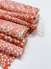 画像をギャラリービューアに読み込む, 変わり紗綾型地紋に小花尽くし【四つ釦】
