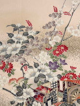 画像をギャラリービューアに読み込む, 御所車に開き閉じ扇に草花模様【六つ釦】