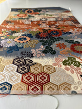 画像をギャラリービューアに読み込む, 【あずま型 中】唐織華亀甲に華尽くし模様