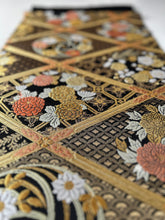 画像をギャラリービューアに読み込む, 【あずま型 中】七宝地に華格子に牡丹・梅菊模様・金糸