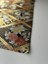 画像をギャラリービューアに読み込む, 【あずま型 中】七宝地に華格子に牡丹・梅菊模様・金糸
