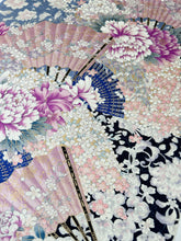画像をギャラリービューアに読み込む, 【短】開き扇地紋に扇面牡丹花模様