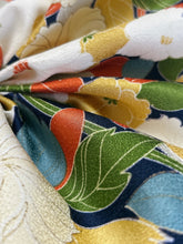 画像をギャラリービューアに読み込む, 霧かけ地紋に大花草模様【S】