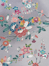画像をギャラリービューアに読み込む, 薄暈しに花尽くし模様【六つ釦】