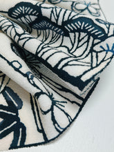 画像をギャラリービューアに読み込む, 縮緬型染笹雲取り絵【サイドギャザーワンピース】