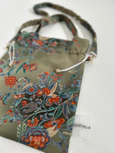 画像をギャラリービューアに読み込む, 更紗花模様の暈し染縮緬地【巾着】