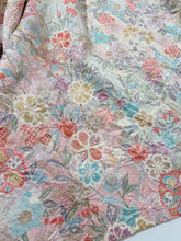 画像をギャラリービューアに読み込む, 総紗綾型地紋に絞り梅桜模様金彩【四つ釦】