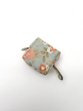 画像をギャラリービューアに読み込む, 縞織り出しに金彩縁の草花模様【中】