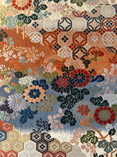 画像をギャラリービューアに読み込む, 【あずま型 中】唐織華亀甲に華尽くし模様