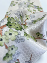 画像をギャラリービューアに読み込む, 変わり亀甲枝梅模様【ブラウス】