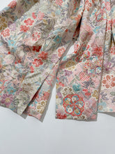 画像をギャラリービューアに読み込む, 総紗綾型地紋に絞り梅桜模様金彩【四つ釦】