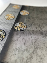 画像をギャラリービューアに読み込む, 【あずま型 中】飛び丸柄・献上有職模様引箔と金銀糸