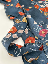 画像をギャラリービューアに読み込む, 紗綾型地紋に椿模様【長丈シュッケニ・丈91㎝】