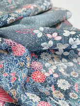 画像をギャラリービューアに読み込む, 糊ちらし地に暈し花蝶模様【サイドギャザーワンピース】