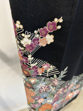 画像をギャラリービューアに読み込む, 金駒縁の花尽くし模様【黒留袖】