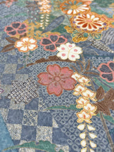 画像をギャラリービューアに読み込む, 華織り地模様に金彩縁・花蝶模様【ブラウス】