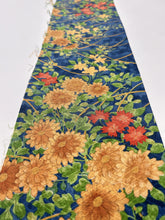 画像をギャラリービューアに読み込む, 紗綾型地紋に水彩風花模様【六つ釦】